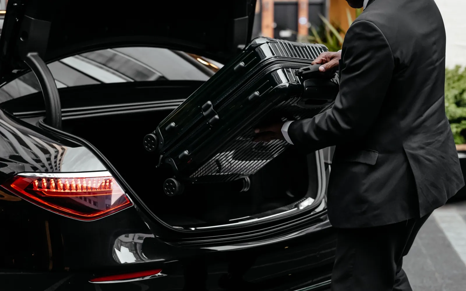 chauffeur-helping-with-luggage-fleet
